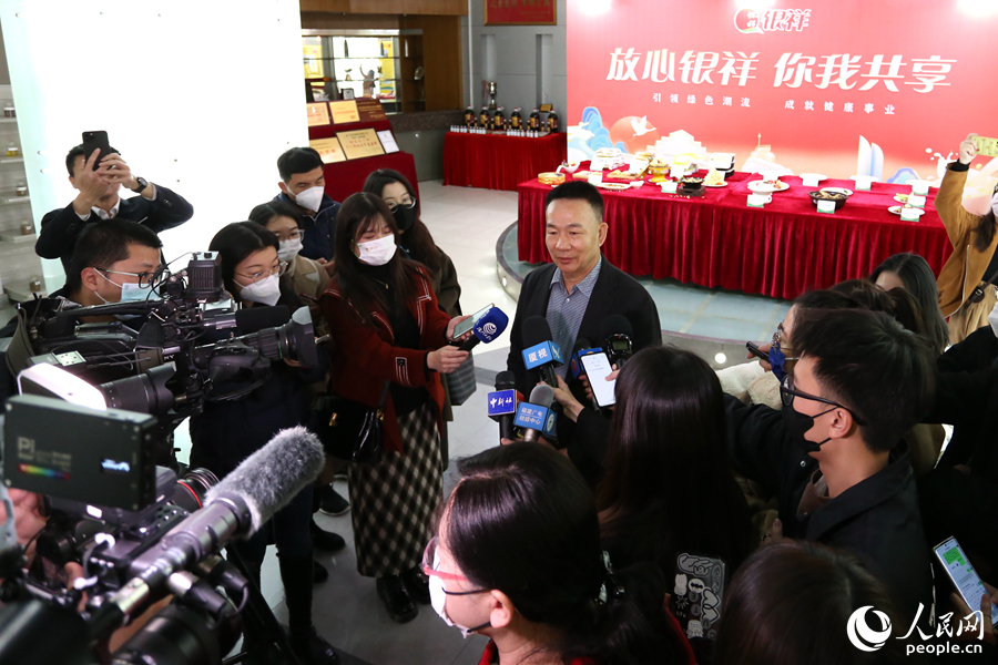 银祥负责人讲述企业布局预制菜产业等。人民网 陈博摄