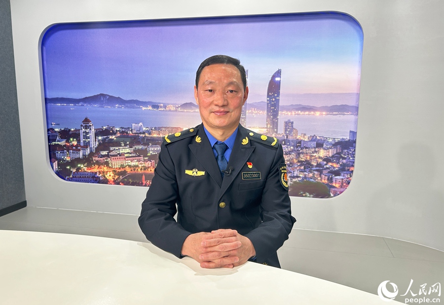 厦门市集美区城市管理局局长尹宏做客人民网演播室。人民网 兰志飞摄
