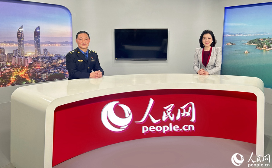 厦门市集美区城市管理局局长尹宏接受人民网专访。人民网 兰志飞摄