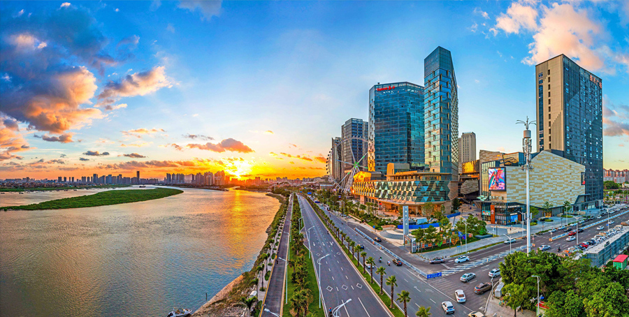泉州东海新区雄姿展现，各类现代建筑拔地而起。吴少锋摄