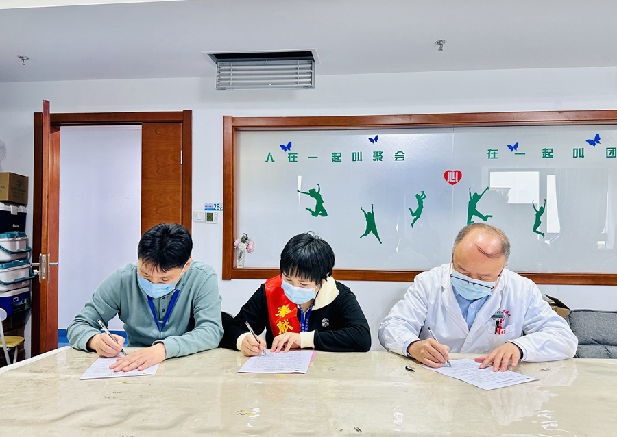 全荔涵簽訂捐贈協議。羅寧高速供圖