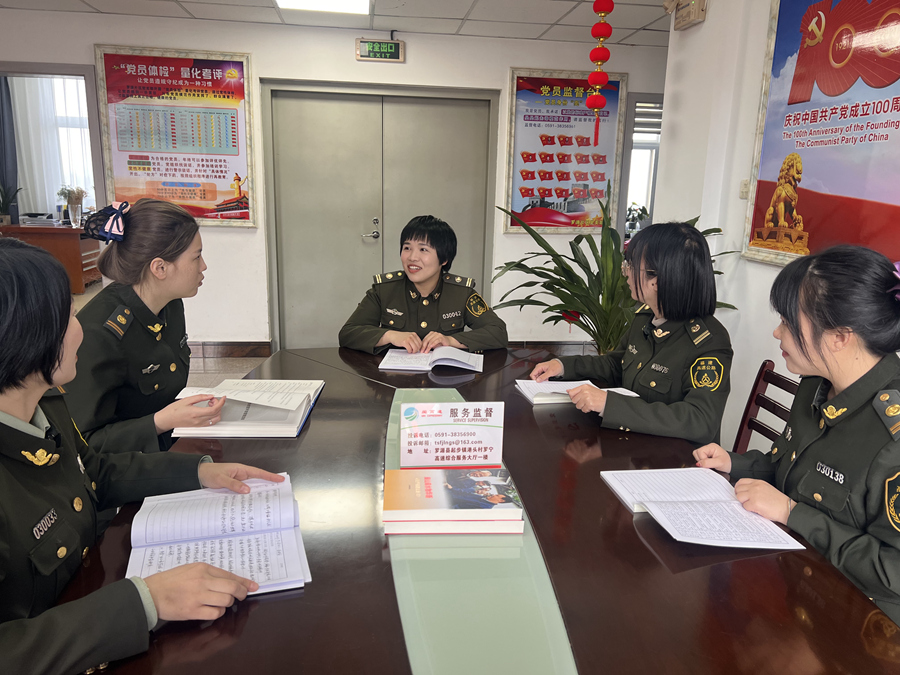 全荔涵與同事業務學習。羅寧高速供圖