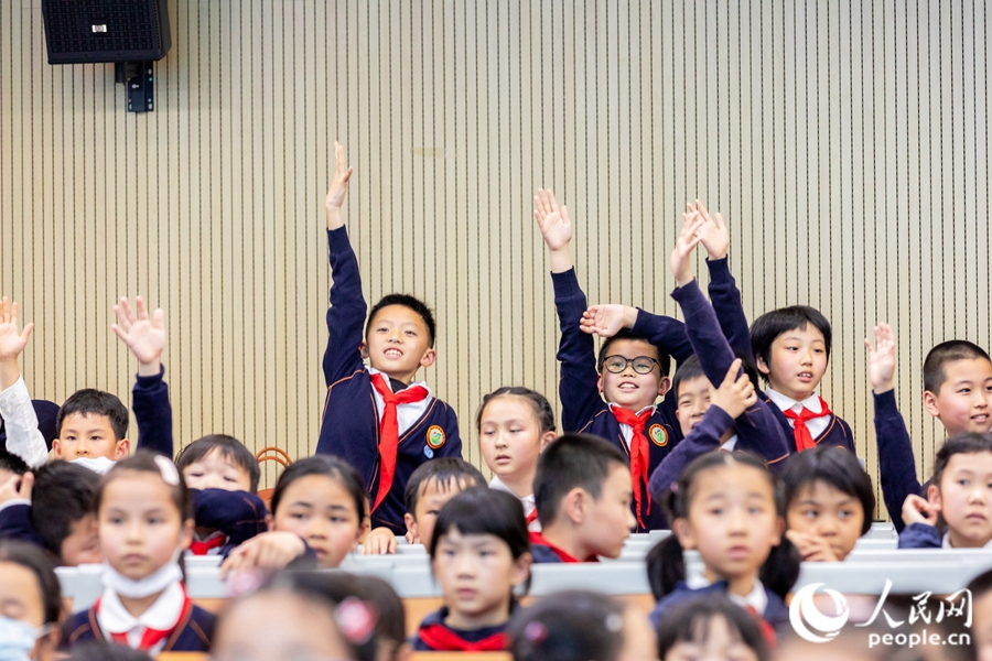 同学们高高举起手，献上自己的节水“小妙招”。实习生康磊摄