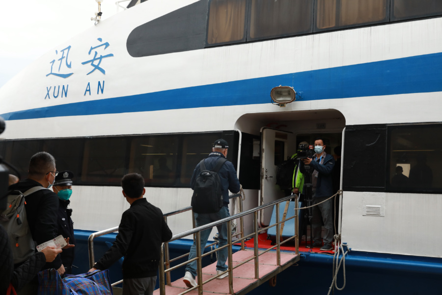 133名旅客登上“迅安”客轮，自厦门五通客运码头前往金门。黄凯摄