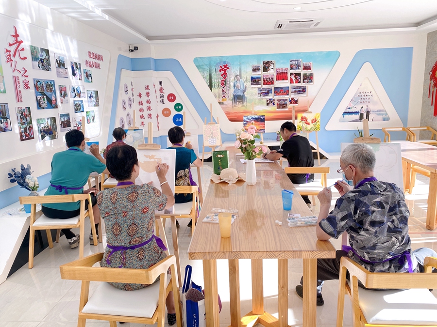 罗源县松山镇滨岐社区为老人开设绘画班。中共罗源县委组织部供图