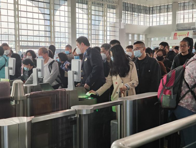 乘坐G3001次列車的旅客正在檢票進站。韓毅攝
