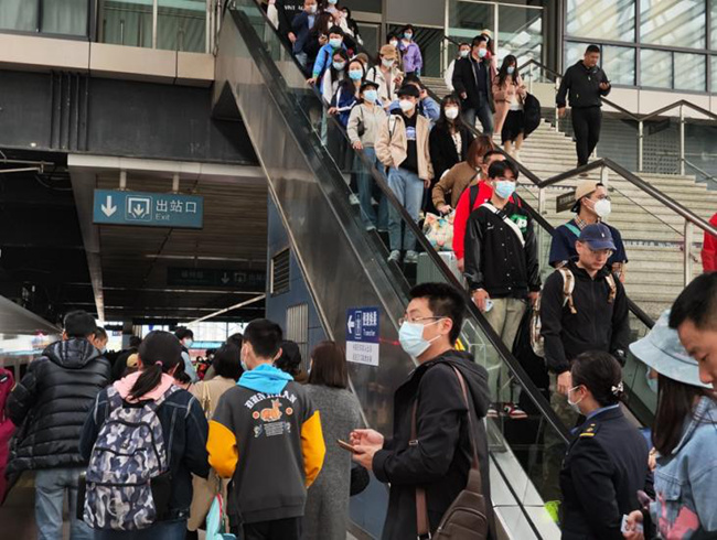 旅客在站台有序登車。韓毅攝