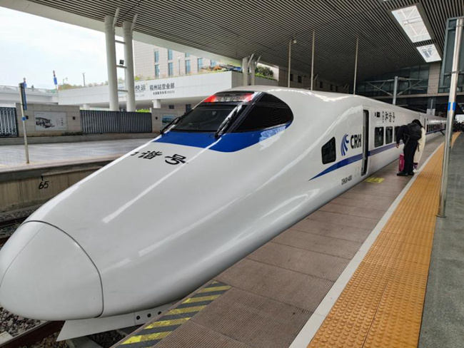G3001次列車“蓄勢待發”。韓毅攝