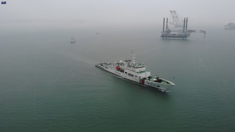4月5日至7日，“海巡06”轮编队在台湾海峡中北部巡航巡查。福建海事局供图