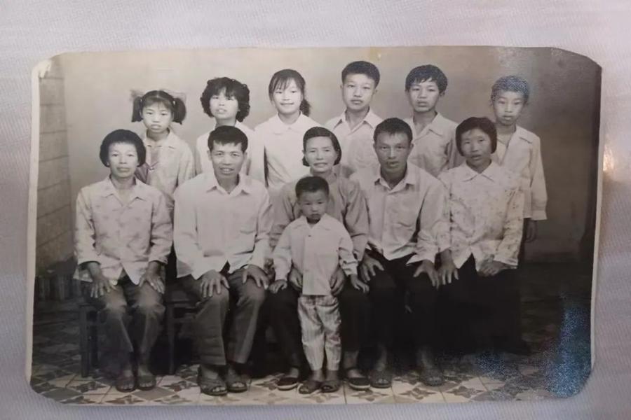 四十多年前黄珮勋龙岩亲人的合照。黄珮勋供图