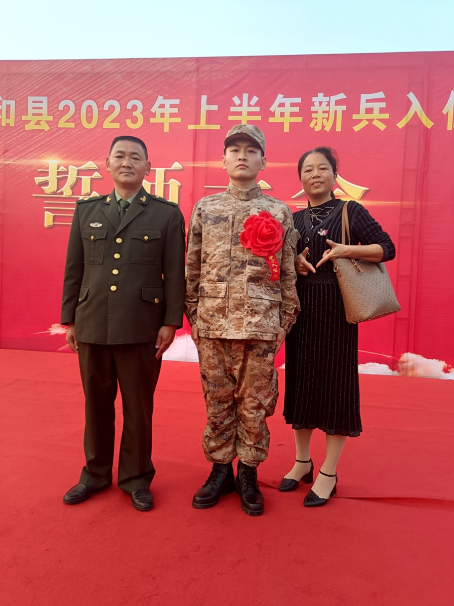 即将入伍的赖靖林与父母合影。漳州市退役军人事务局供图