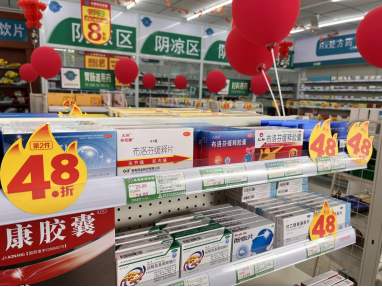 福州市鼓楼区的一家门店内，退烧止痛类药品备货充足。刘娜摄