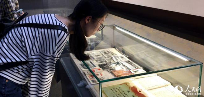 一位游客在1958工业记忆园看展。人民网 林晓丽摄