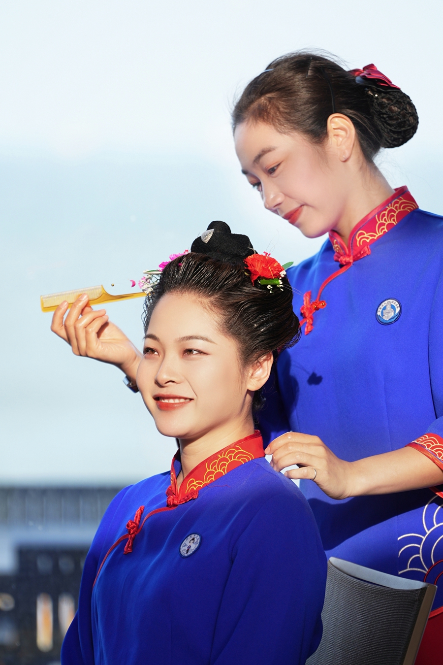 莆田市湄洲岛上，两个姑娘正在梳妈祖头。陈晓威摄