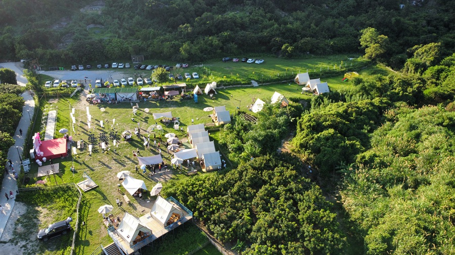 福清市城头镇湖美村的露营地吸引了众多游客“打卡”。受访者供图