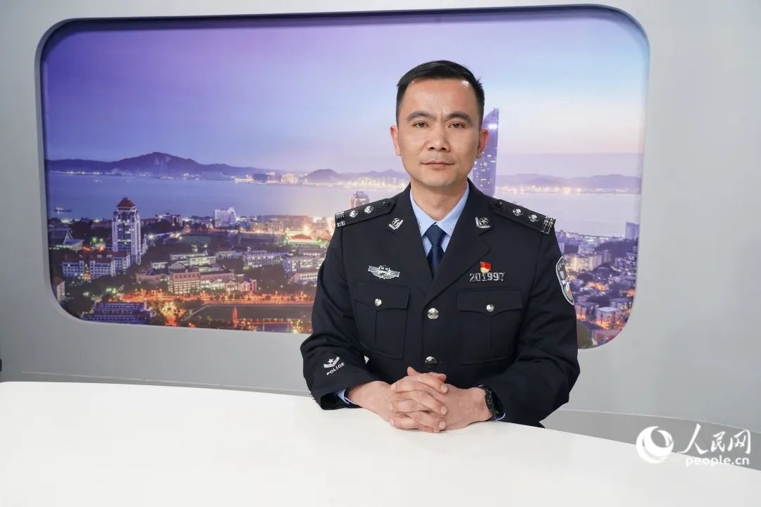厦门市公安局集美分局交警大队大队长邱等勇做客人民网演播室。人民网 兰志飞摄