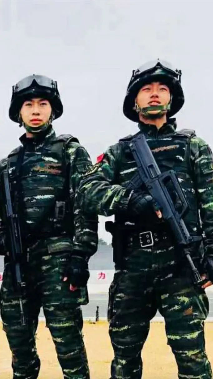 图右为穿上特战服的强浩。受访者供图