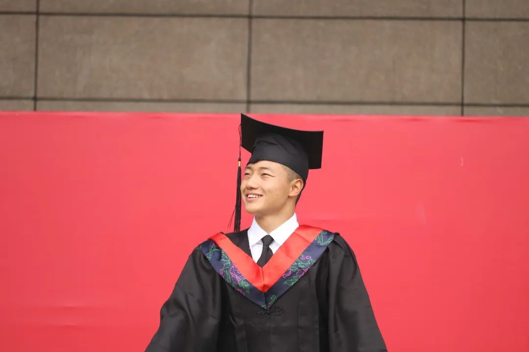 穿上学士服的强浩，眼里有一道光。受访者供图