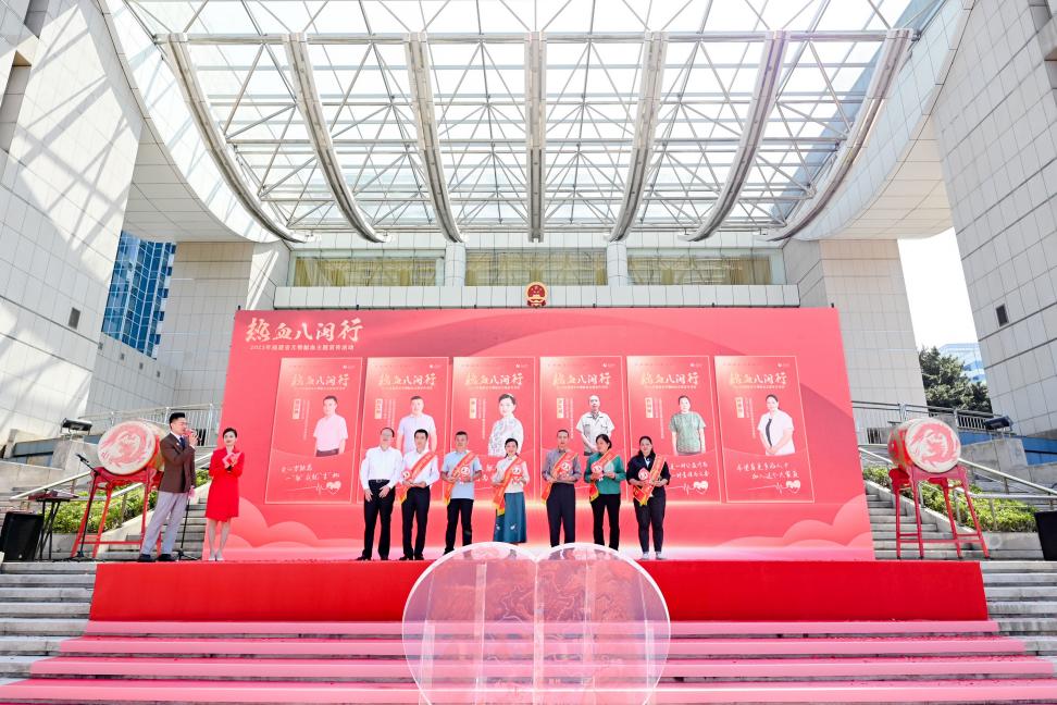 福建省卫健委党组成员、副主任张永裕（左一）为2020—2021年度奉献奖终身荣誉奖获奖者鄢晨枫（左二）颁奖。主办方供图