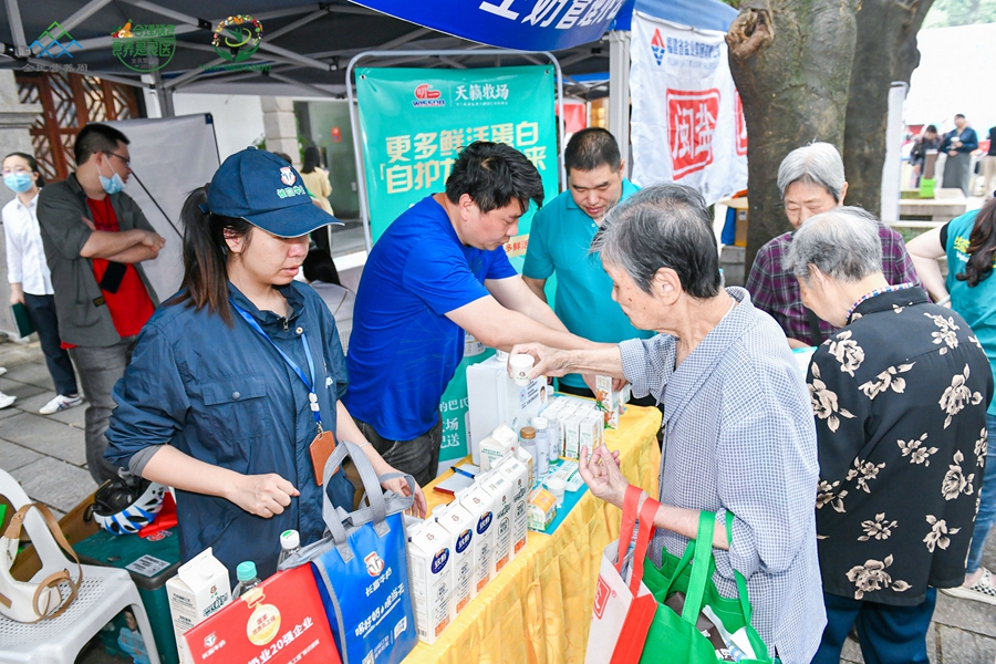 市民在展位前品嘗鮮奶。主辦方供圖
