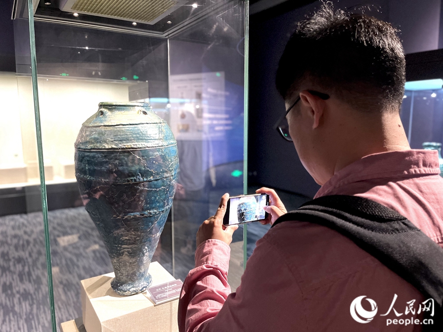 一位市民正在拍摄“福航天下——海上丝绸之路的文化印记”主题展览中的孔雀蓝釉陶瓶。人民网 钱嘉禾摄