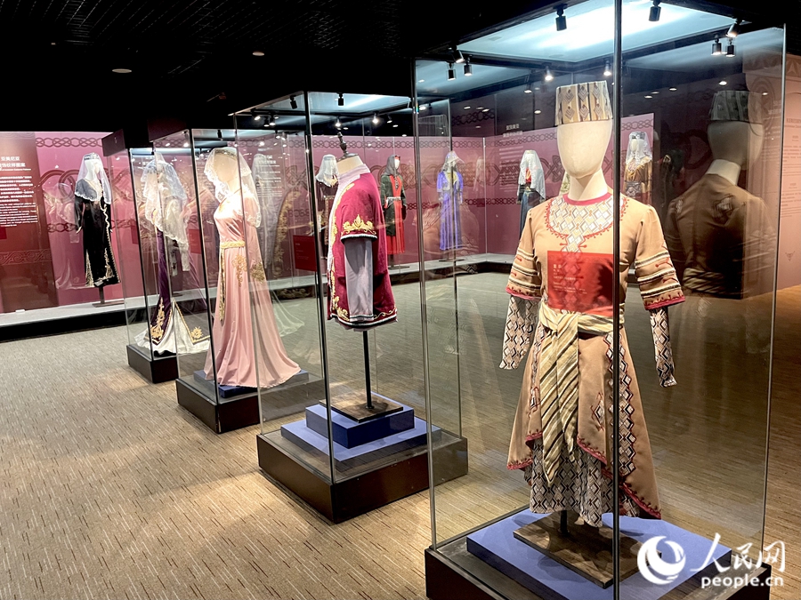 “诺亚之子 大美初见——亚美尼亚19-20世纪文化瑰宝展”中展览的异域传统服饰。人民网 钱嘉禾摄