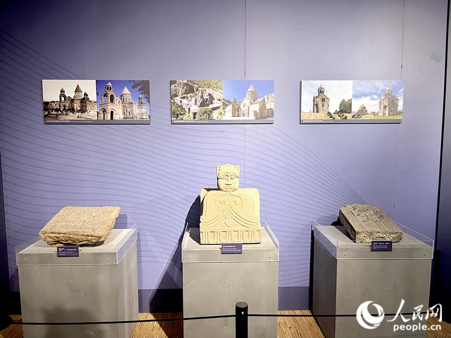 “诺亚之子 大美初见——亚美尼亚19-20世纪文化瑰宝展”中展览的古代墓碑与雕像。人民网 钱嘉禾摄