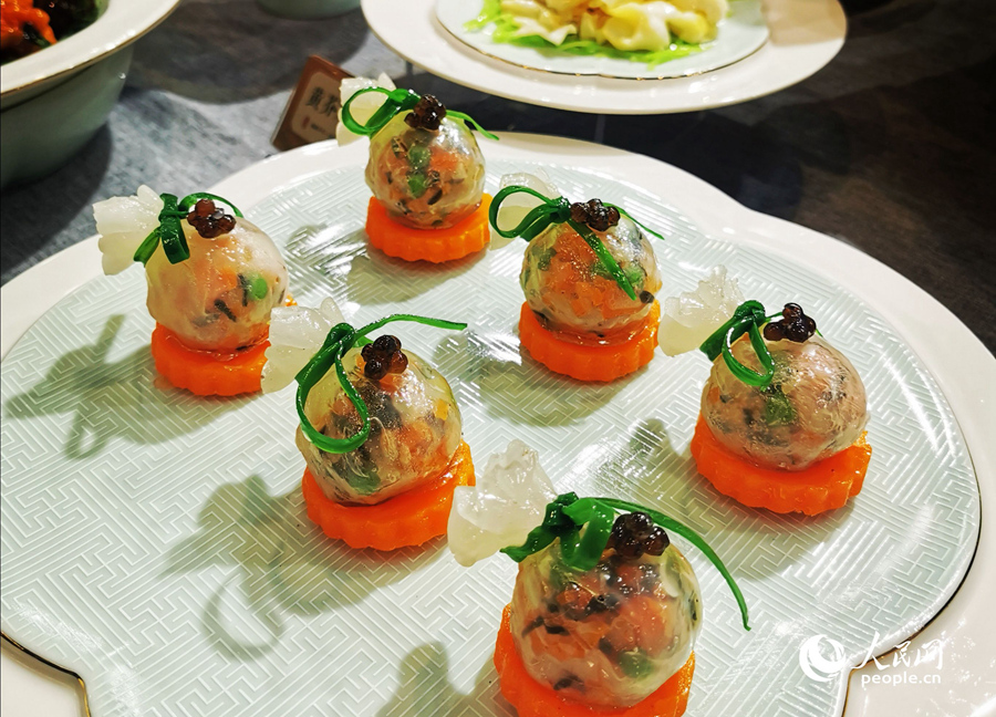 “宋元海丝宴”菜品“山海兜”，食材取自山珍中的嫩笋和海河鲜，加入了宋元时期比较珍贵的调味品胡椒组合烹调。人民网 叶青卿摄