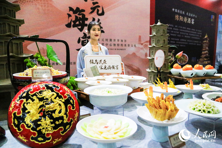 宋元时期，福建石狮的饮食兴盛，经海上丝绸之路从海外引进新食材和调味品，形成以“闽味”为主、兼具“西味”的闽菜风格，“宋元海丝宴”应运而生。人民网 叶青卿摄