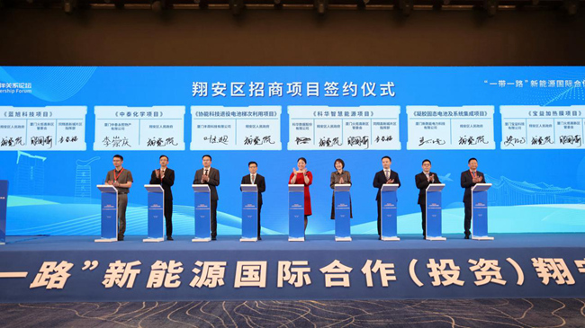 现场招商项目签约仪式。