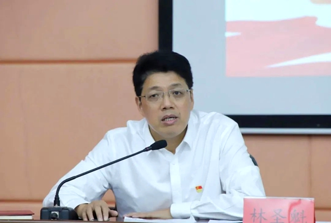 楊閩紅在上專題黨課。福建省衛生健康委黨供圖