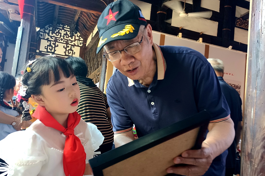 儿童节来临之际，福州市晋安区实验小学新队员入队教育活动。福州市晋安区实验小学供图.jpg