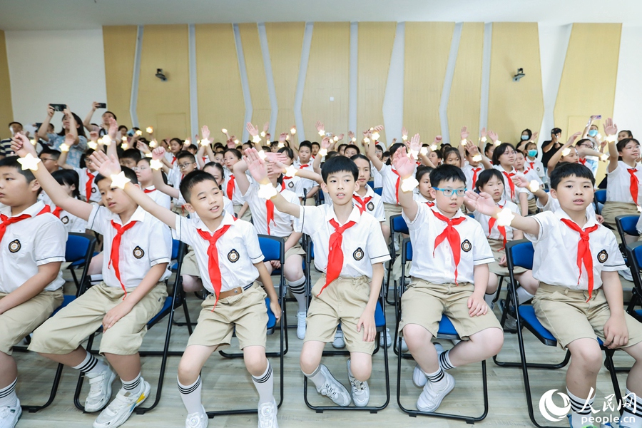 福建省妇联、省妇儿工委办以“点亮未来”为主题，在福州市屏西小学举办庆祝“六一”国际儿童节主题活动。人民网 钱嘉禾摄.jpg