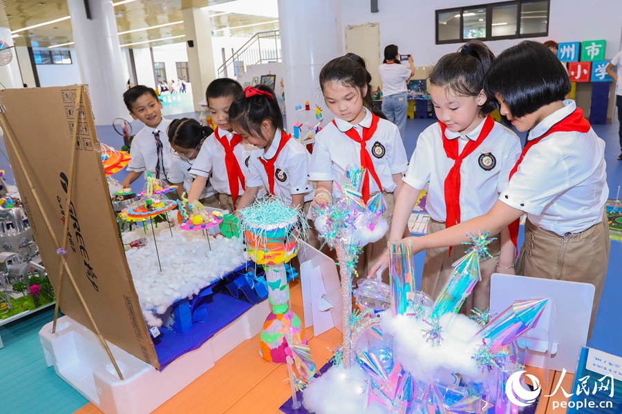 福州市屏西小学的孩子们创作关于未来城市构想的艺术作品。人民网 钱嘉禾摄.jpg