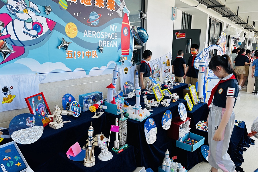 福州市温泉小学艺术作品爱心义卖上，孩子们精致的手工作品琳琅满目。福州市温泉小学供图.jpg