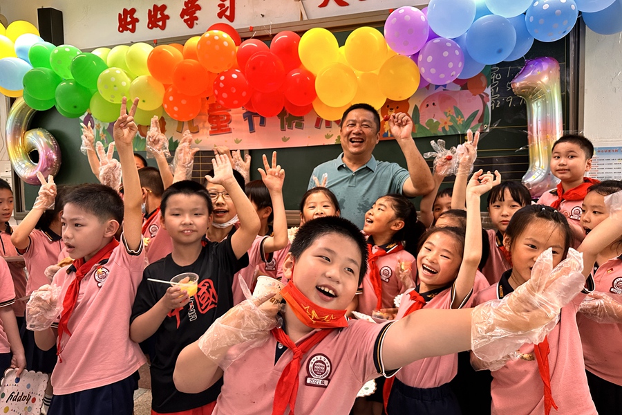 玩游戏、演节目，福州麦顶小学的孩子们手捧奖品，绽放灿烂笑容。福州市麦顶小学供图.jpg