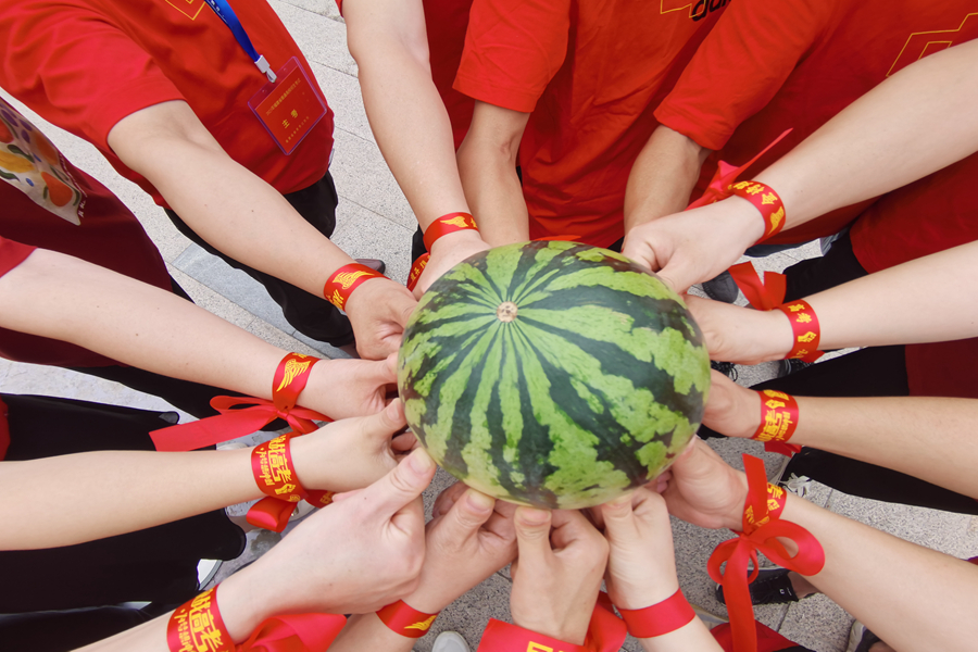 1.南平光泽第一中学考点家长们手顶西瓜，预祝考生们“顶呱呱” 。 李福根摄