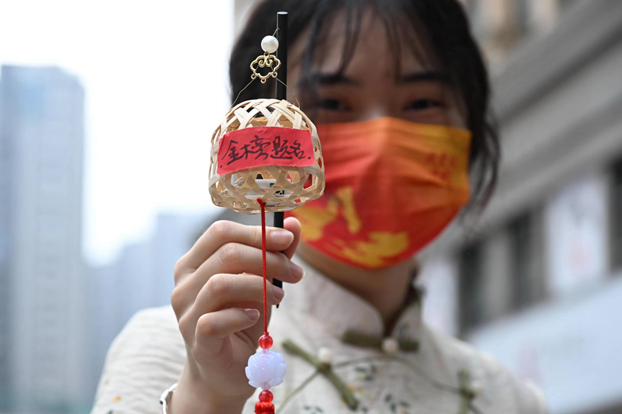 3.莆田考场外，家长用小文创为考生祈福。蔡昊 摄