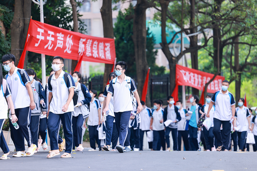 7.考生走进泉州晋江市第一中学考场。 刘翼 摄