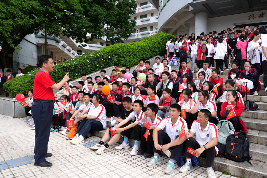 11.在长汀一中考场外，长汀一中校长吴江滨为即将进入考场的学生加油鼓劲儿。陈炳林摄