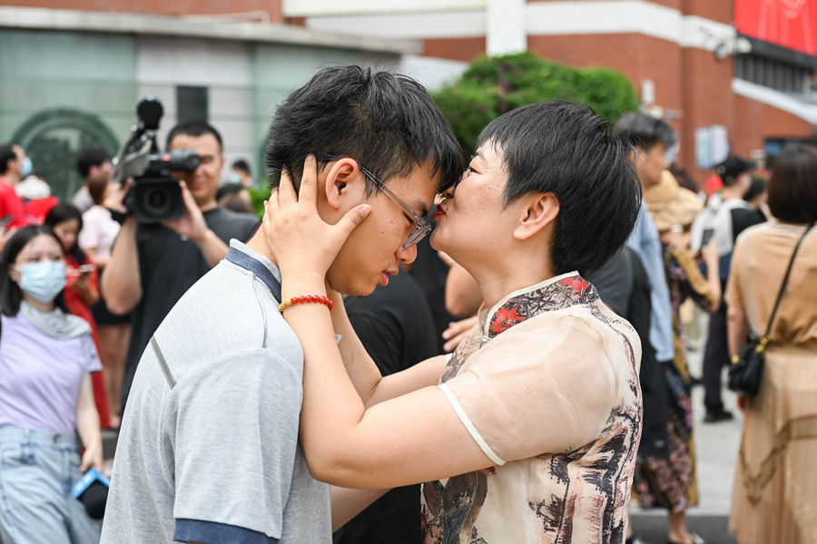 厦门一中考点外，一位母亲轻吻孩子额头。林铭鸿摄
