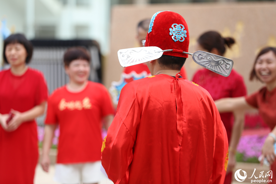 市民打扮成“状元郎”形象，为考生加油打气。人民网 陈博摄