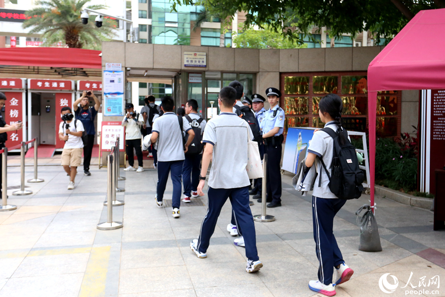 厦门双十中学考生有序进入考场。人民网 陈博摄