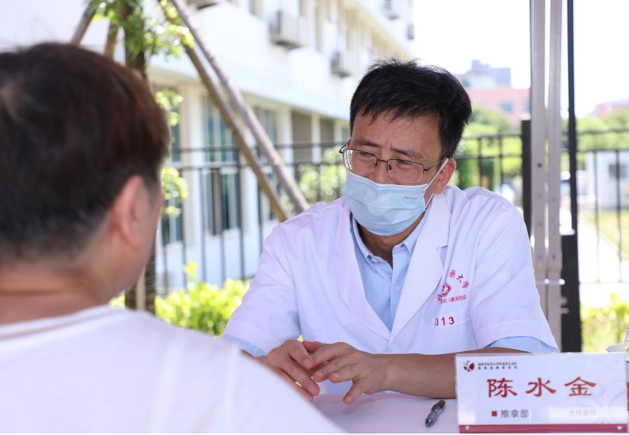 陳水金為肩頸不適的患者提供咨詢