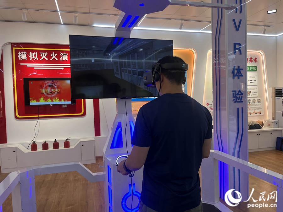 游客正使用VR设备学习安全知识。人民网 钱嘉禾摄