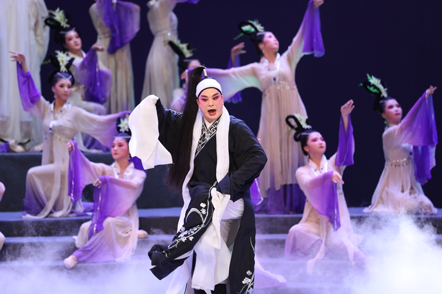 吴则文正在表演闽剧《兰花赋》。受访者供图