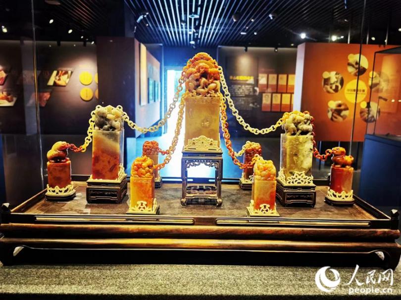 中国寿山石馆中的寿山石印章。人民网 叶青卿摄