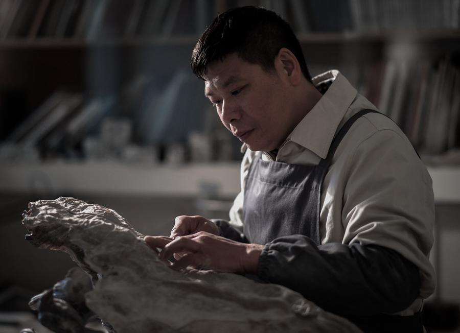 陈礼忠正在进行寿山石雕创作。受访者供图