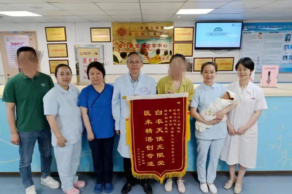 庄女士和丈夫为医护人员送上锦旗。厦门市儿童医院供图