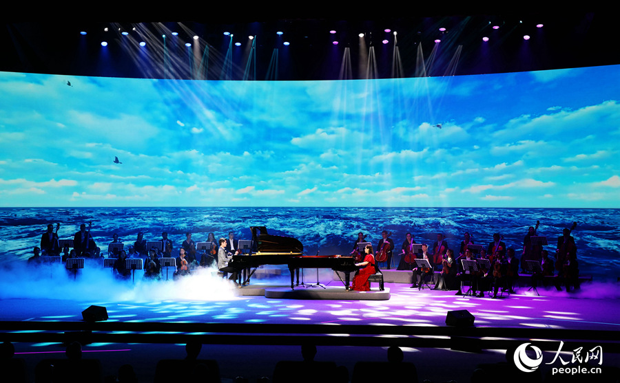 雙鋼琴《海峽協奏曲》氣勢磅礡，由兩位鋼琴家聯袂廈門愛樂樂團共同演繹。人民網 葉青卿攝